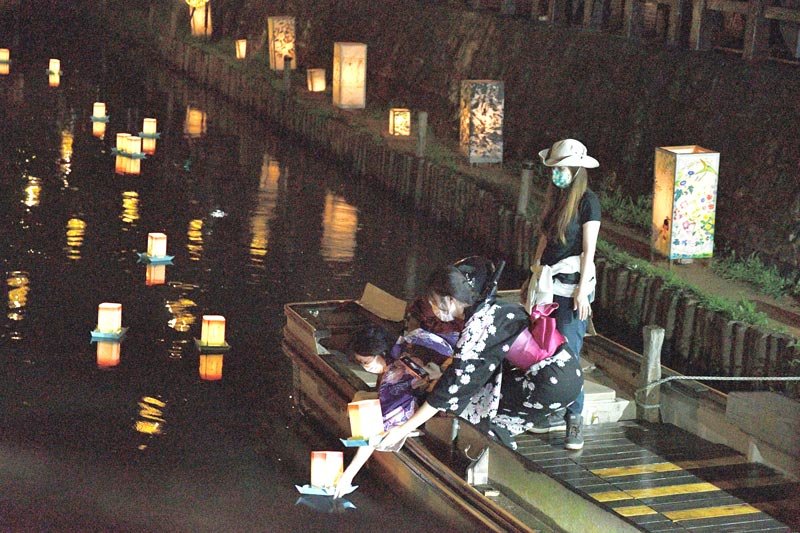 思い思いの夢や願いを込め参加者は灯籠を自らの手で流した＝２０日夜、香取市