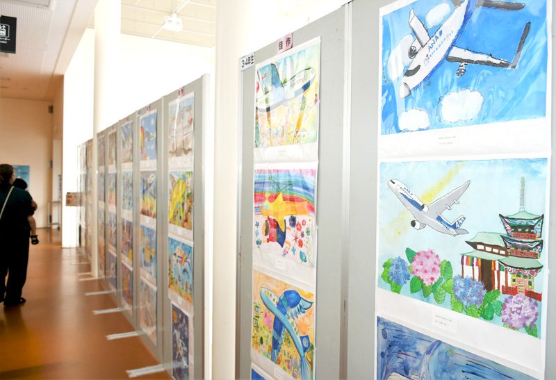 幻想的な世界や地域性ある風景の中に航空機が描かれた絵画作品＝芝山町の航空科学博物館
