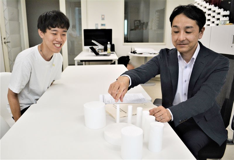 指導する大学院生と一緒に、イグ・ノーベル賞を受賞した研究を振り返る松崎教授＝１６日、習志野市の千葉工大
