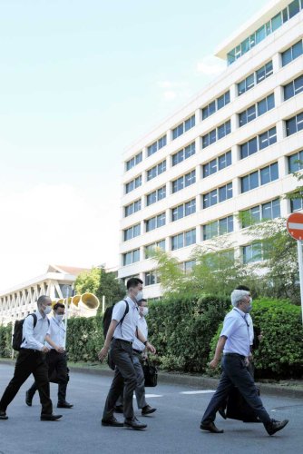 家宅捜索に入る神奈川県警の捜査員＝２８日午後１時１０分ごろ、千葉市役所