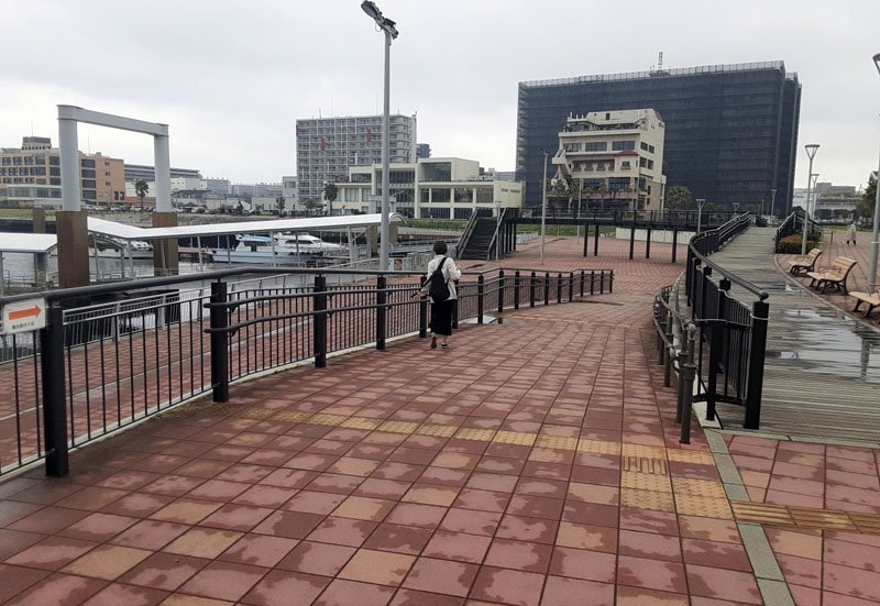 千葉市中央区中央港１の「さんばしひろば」