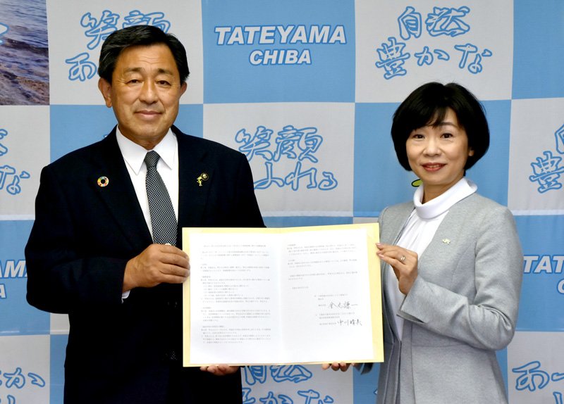 協定を結んだＪＲ千葉支社の中川支社長（右）と金丸市長＝館山市役所

