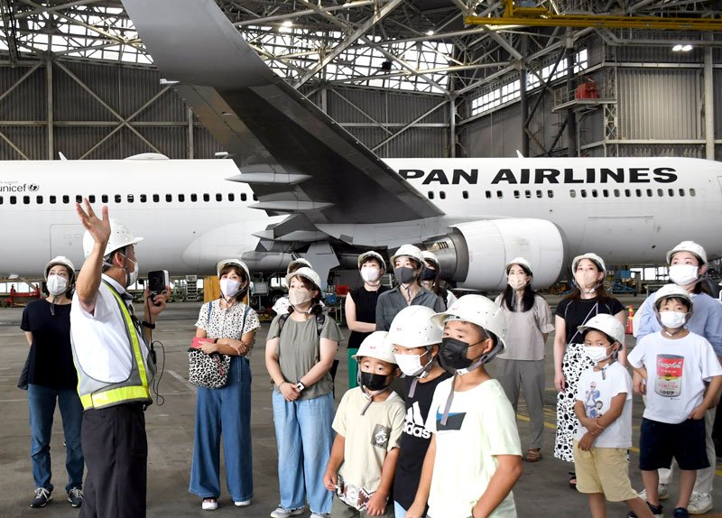 巨大な航空機が置かれている格納庫を見学する成田赤十字病院の看護師の親子＝成田市