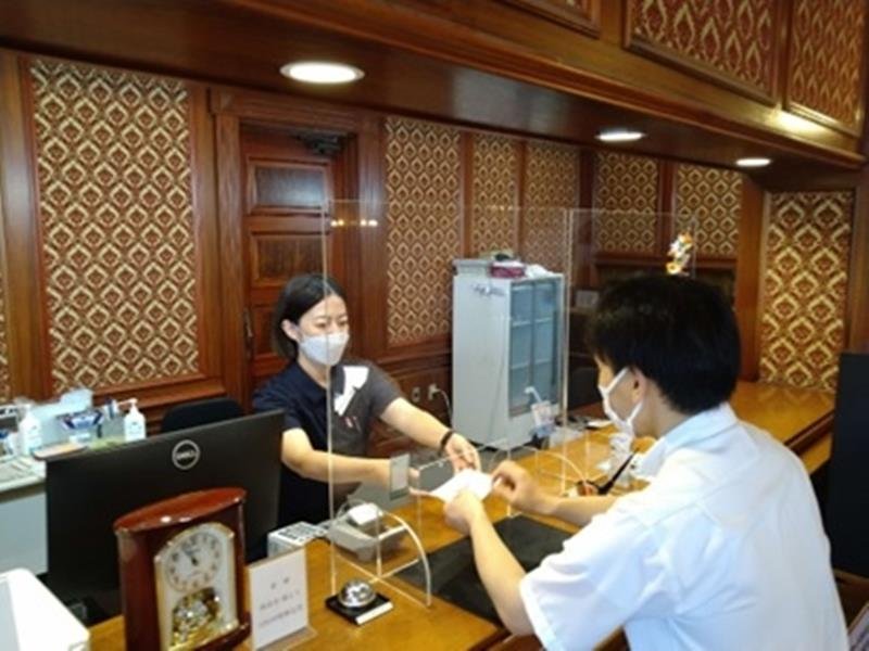 返礼品のゴルフ場利用券を受け取れる真名カントリークラブの窓口（茂原市提供）
