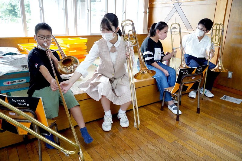 トロンボーンの練習をする高校生と小学生＝大多喜小