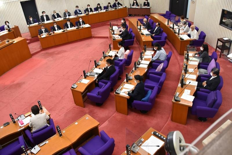 一般質問時の議場では議員の対応が分かれ、感染対策としてのちぐはぐさが浮き彫りになった＝５日、佐倉市議会

