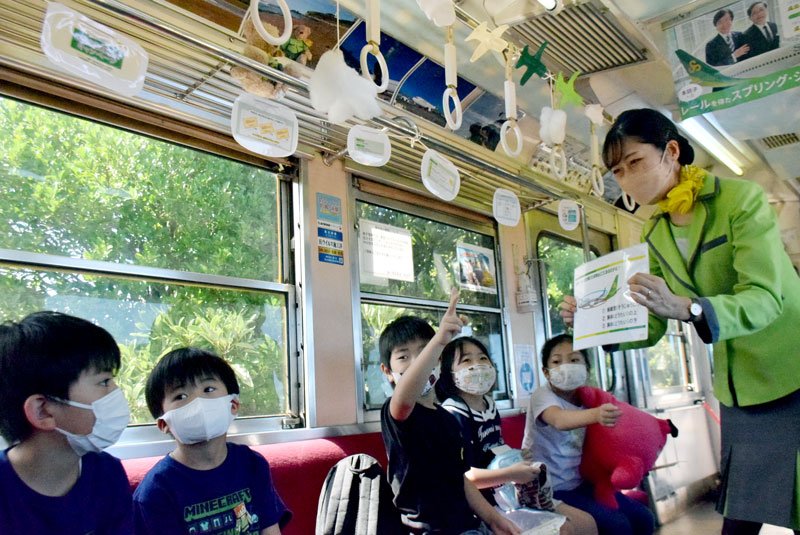 ＣＡからのクイズを楽しむ子どもたち＝１０日、銚子市