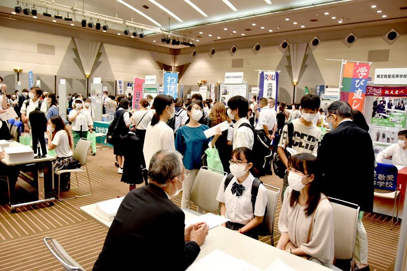 各ブースで受験の相談などが行われた「千葉県私学フェア２０２２」＝１９日、千葉市美浜区