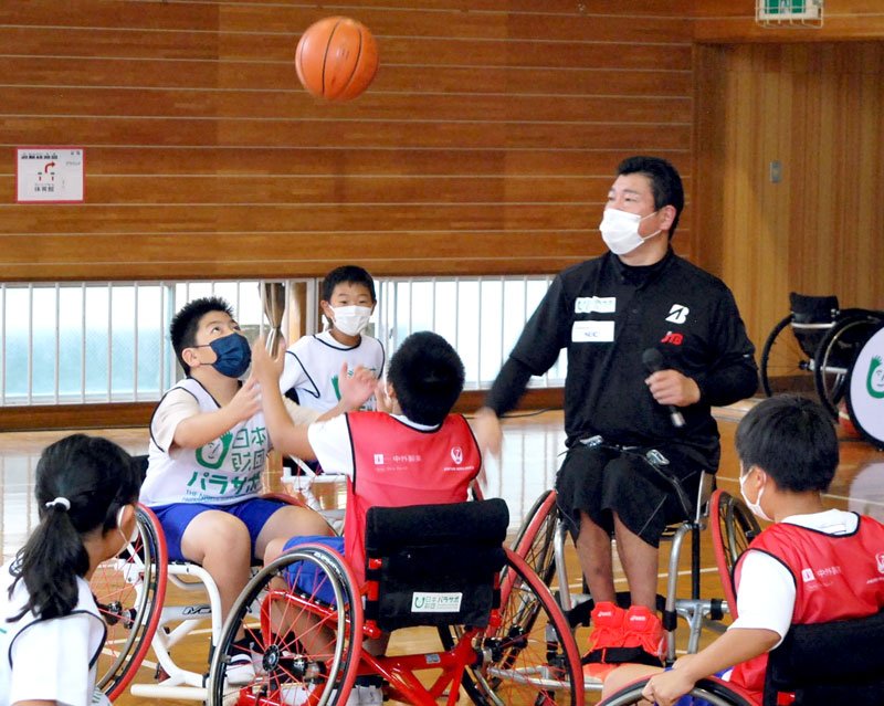 神保さん指導の下、車いすバスケを体験する児童　＝白子町立関小