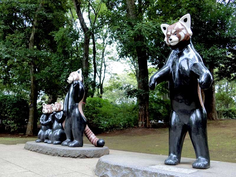 黒光りしたお腹が印象的な風太ら４頭の石像＝千葉市若葉区の市動物公園