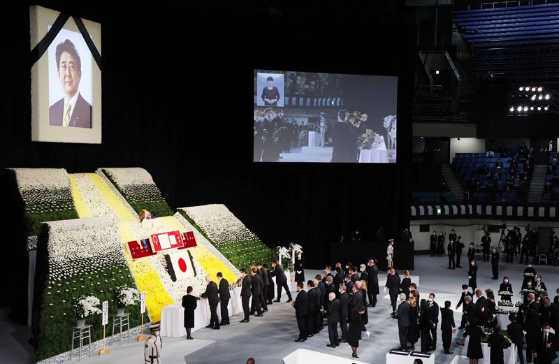 安倍元首相の国葬で、献花する海外要人の参列者ら＝２７日午後３時３６分、東京都千代田区の日本武道館（代表撮影）(共同）