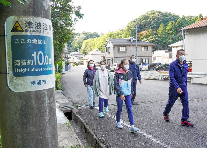 津波避難訓練で高台へ向かう住民＝３０日、勝浦市新官