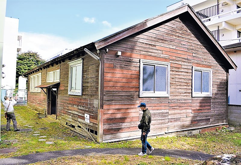 かつて騎兵旅団の兵舎として建てられ、９年前までは東邦大の武道場として使われていた建物の全景＝３０日、船橋市
