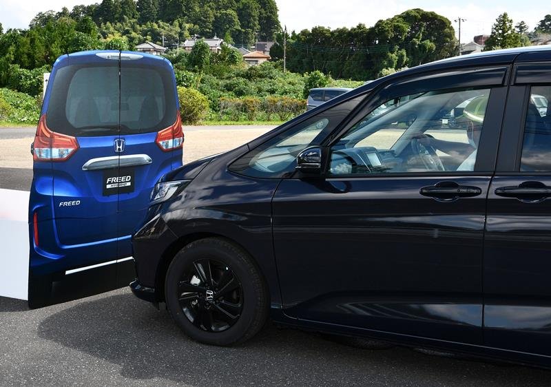 サポカーに乗車し、自動ブレーキ機能などを体感する参加者＝香取市
