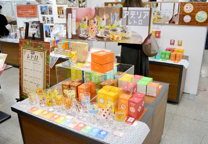 若者に見直されている「昭和カラー」のグラスや瓶も販売＝船橋市
