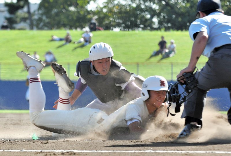 成田―拓大紅陵　１回裏拓大紅陵１死二塁、小藤田の左前打で二走菰田がホームを狙うがタッチアウト。捕手大塚＝県総合ＳＣ
