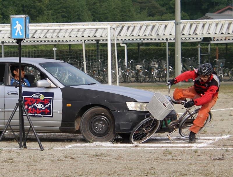 自転車と車の衝突事故を再現するスタントマン＝長生村立長生中