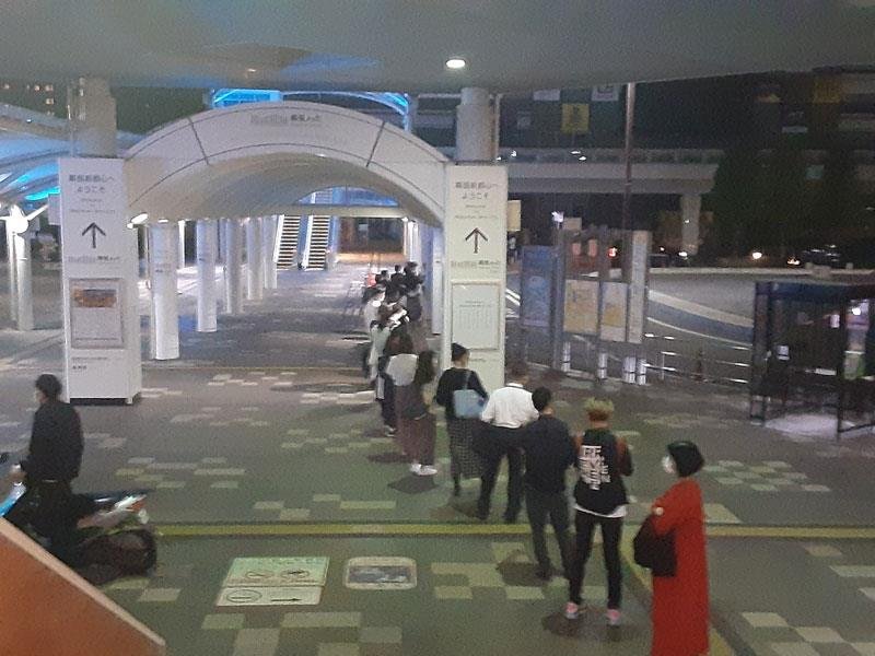ＪＲ京葉線の運転再開見込みが立たない中、海浜幕張駅でタクシーを待つ人たち＝２０２１年１０月８日午前０時半ごろ、千葉市美浜区
