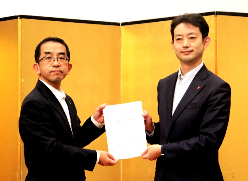 熊谷知事（右）に要望書を手渡す金子会長＝１９日、千葉市中央区
