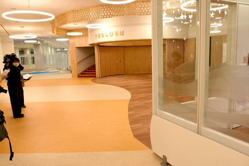 地下１階の図書館に付設された子育て支援コーナー。読み聞かせにも対応できる「おはなしひろば」など親子で楽しめる空間となっている＝佐倉市新町

