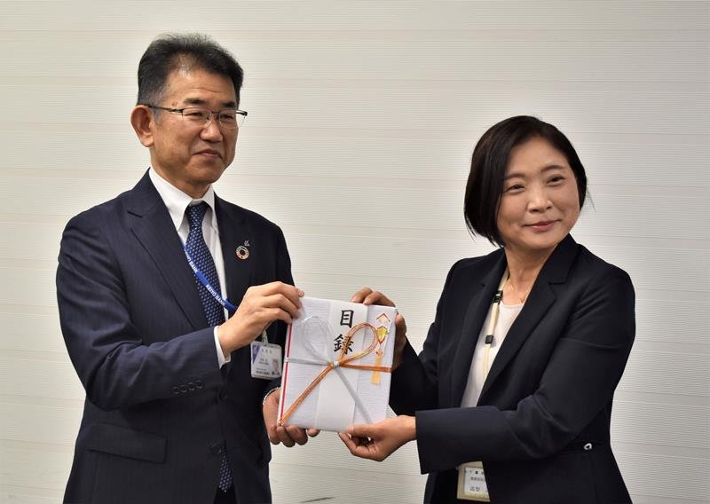 京葉銀行の吉田法人営業部長（左）から目録を受け取る県の高梨健康福祉部長＝県庁
