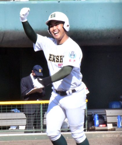 専大松戸─明和県央　１回専大松戸１死三塁、左翼に２ランを放ち喜ぶ吉田＝レジデンシャルスタジアム大宮