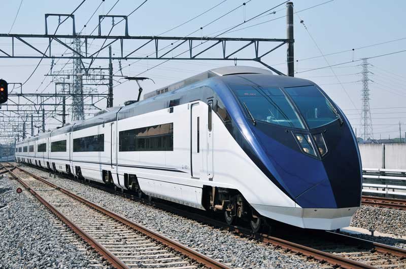 新たに新鎌ケ谷駅に停車するスカイライナー（京成電鉄提供）