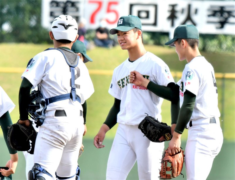 山梨学院―専大松戸　６回表のピンチでナインに励まされる専大松戸の平野（右から２人目）＝大宮公園
