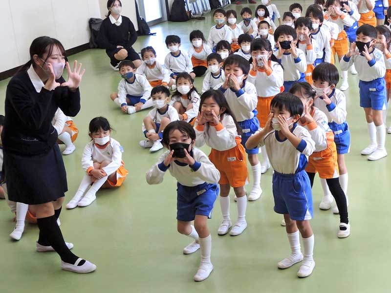 マスクを着け、クラスごとに「助けて」と声を上げる園児＝１８日、松戸市
