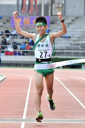 男子　１位でゴールする酒井根のアンカー大山滉介＝柏の葉