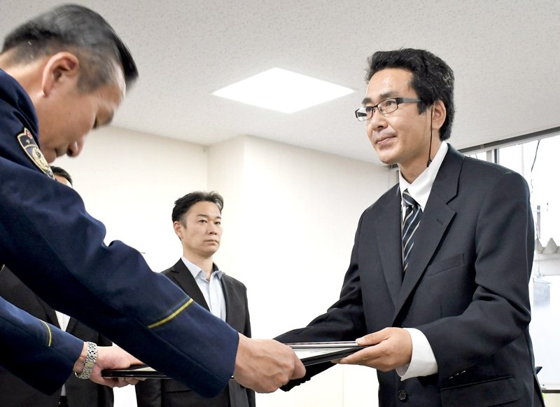感謝状を受け取る工藤さん（写真右）