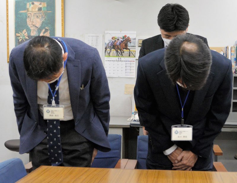 給与不正受給での職員の懲戒処分を発表し、市民らに謝罪する船橋市病院局担当者＝１０日、同市役所