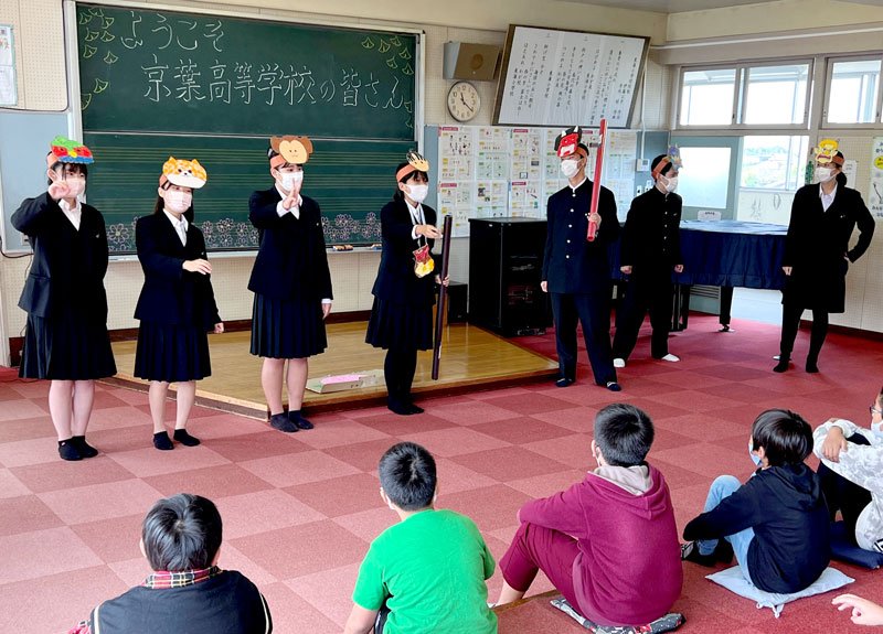 児童を前に、「桃太郎」の英語劇を熱演する京葉高生＝市原市の東海小