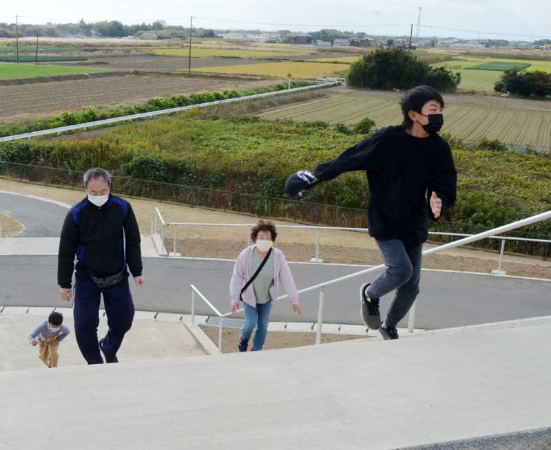 井之内地区の津波避難広場にある人工丘に登る住民ら＝山武市