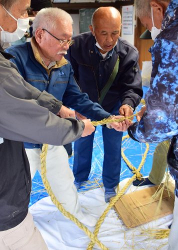 山形さん（奥右）からしめ縄の作り方を教わる氏子ら＝２０日、茂原市
