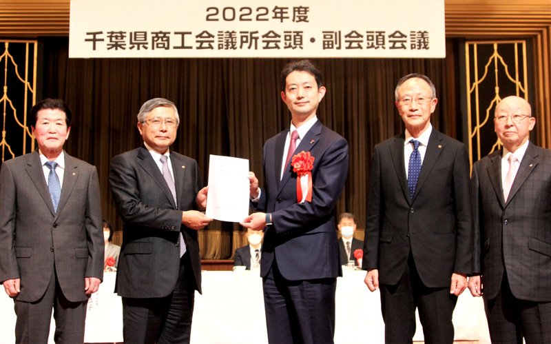 熊谷知事（中央）に要望書を提出する佐久間会長（左から２人目）＝２１日、千葉市美浜区