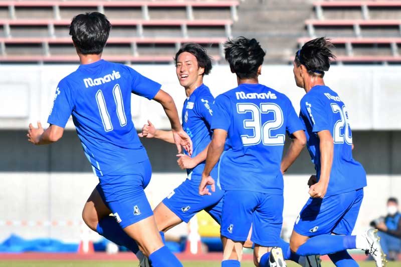 ブリオベッカ浦安―栃木シティＦＣ　前半、先制ゴールを決め笑顔を見せる浦安の伊藤（左から２人目）＝熊谷スポーツ文化公園陸上競技場