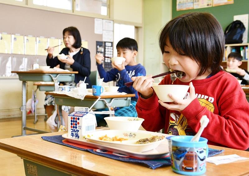 「いい肉の日」に、多古町の地元食材を使った給食を楽しむ児童ら＝２９日、同町立中村小学校
