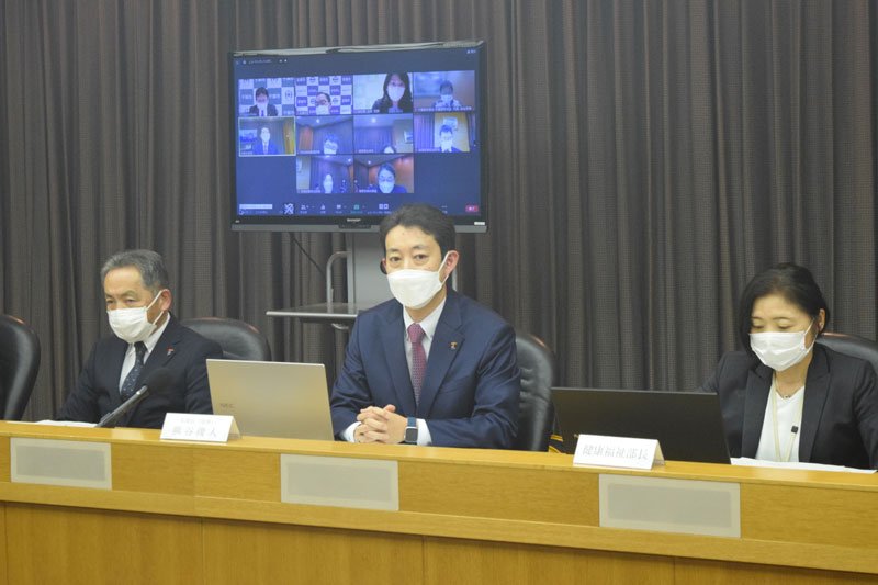 新型コロナ対策本部会議であいさつする千葉県の熊谷知事＝２９日、県庁