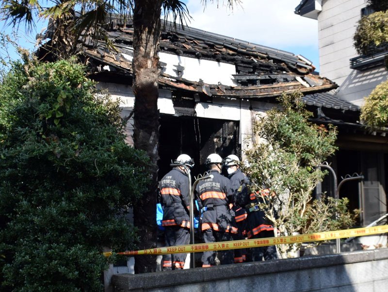 ２人が死亡した住宅火災の現場付近＝２１年１１月１７日、旭市
