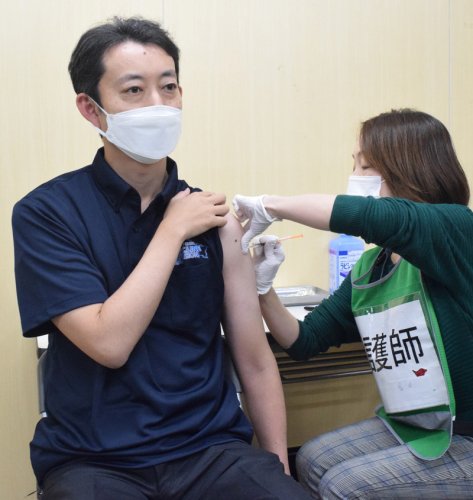 新型コロナのオミクロン株対応ワクチンを使い、４回目接種を受ける熊谷知事（左）