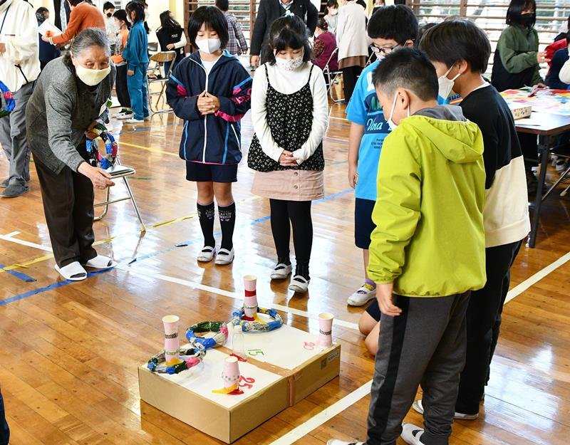 児童が手作りしたゲームで遊ぶ高齢者＝香取市立小見川中央小学校

