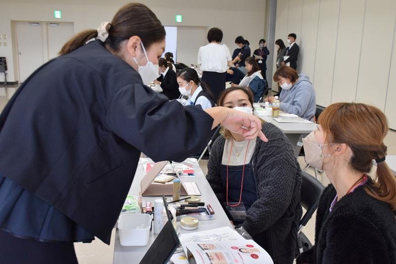 講師からメークのアドバイスを受ける参加者＝銚子市
