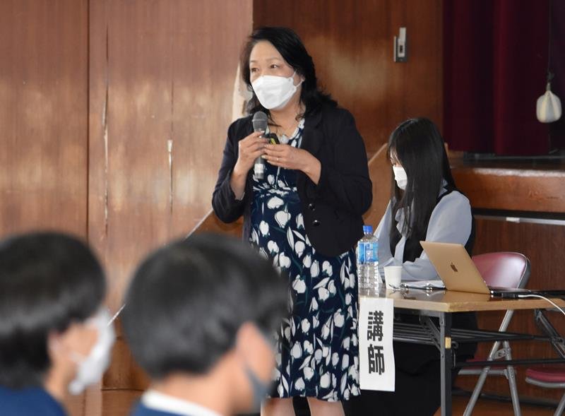 高校２年生を対象に、心と体を守ることの大切さを訴える池畑氏＝千葉市美浜区

