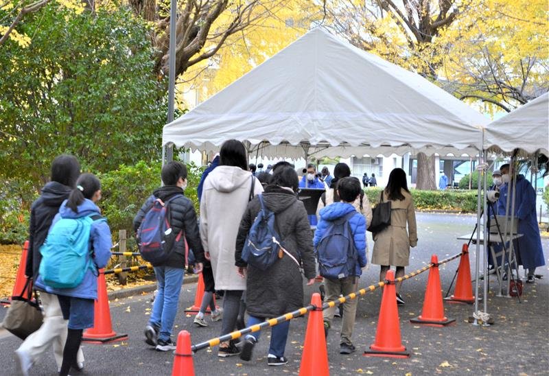 入り口で、自動検温を受ける受験生たち＝１日朝、習志野市の東邦中
