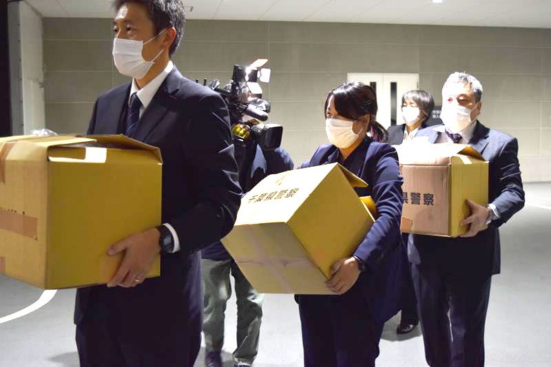 家宅捜索を終え、押収品を運ぶ捜査員＝２日午前０時５分ごろ、東金市