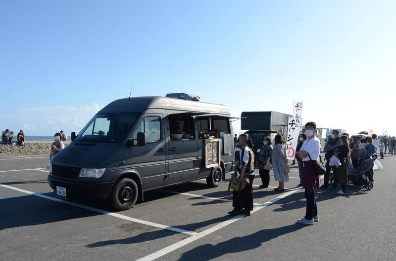 白里海岸市営駐車場で開催された地元住民主催のグルメイベント＝１１月、大網白里市

