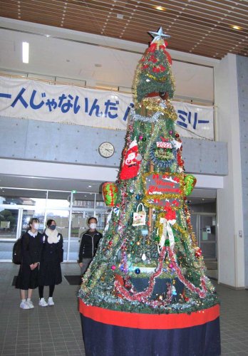 玄関の吹き抜けを生かしたジャンボなツリーは存在感たっぷり＝八千代中

