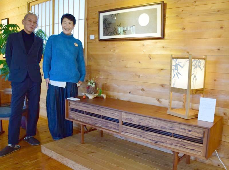 展示即売会を開いた大谷悦子さん（右）と河村英之さん＝９日、長南町