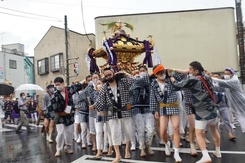 朝の雨に降られながら練り歩く神輿＝８月４日、匝瑳市
